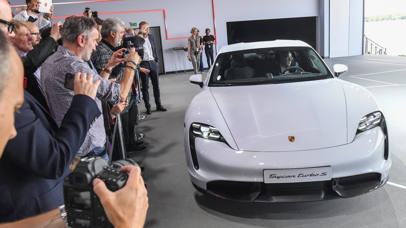 Der Porsche Taycan: Am Mittwoch feiert das erste reine Elektromodell aus Stuttgart-Zuffenhausen zeitgleich auf drei Kontinenten Weltpremiere.