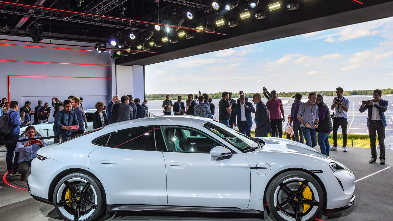Weltpremiere des Porsche Taycan: Ab Ende des Jahres wird es ausgeliefert, die USA machen den Anfang. Die Erwartungen sind groß.