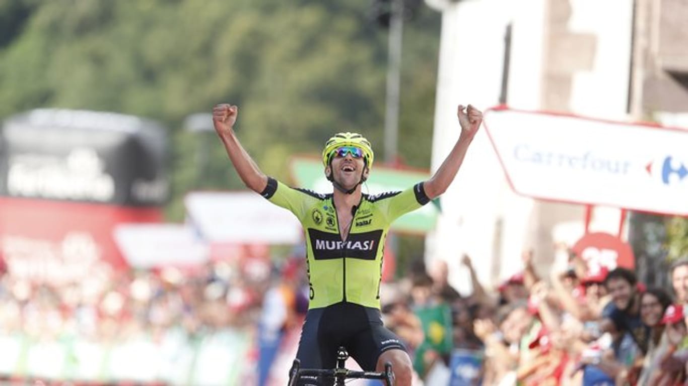 Der Spanier Mikel Iturria jubelt im Ziel der elften Etappe der Vuelta.
