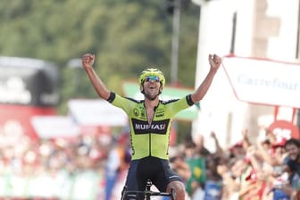 Der Spanier Mikel Iturria jubelt im Ziel der elften Etappe der Vuelta.