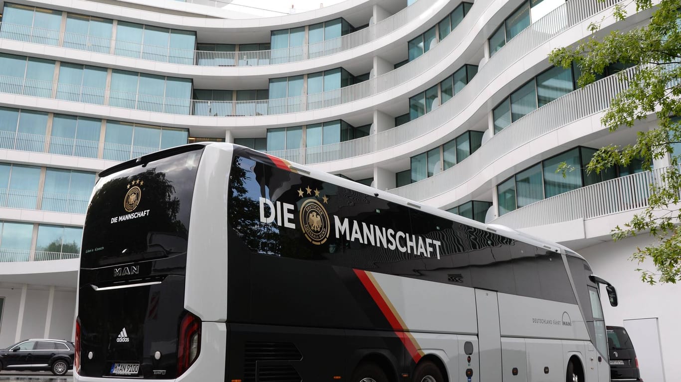 Der Mannschaftsbus der deutschen Elf vor dem Hotel "The Fontenay" in Hamburg.