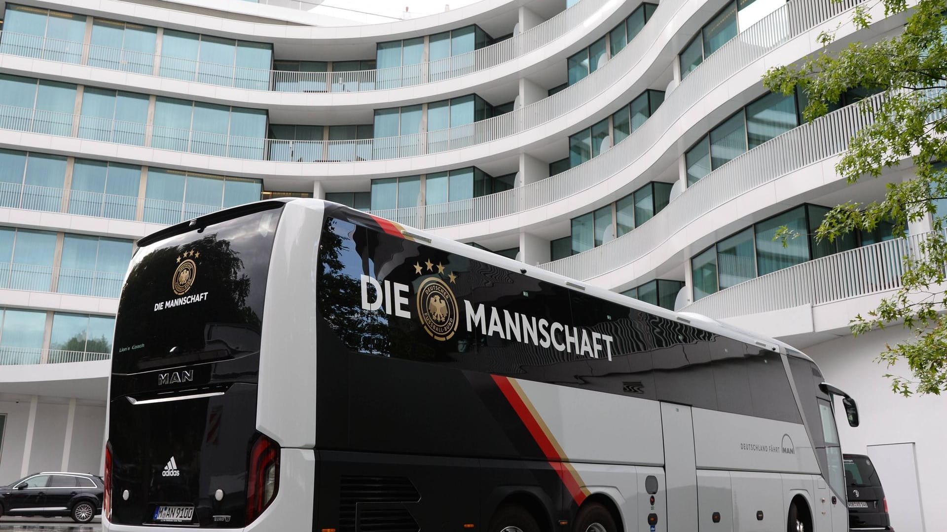 Der Mannschaftsbus der deutschen Elf vor dem Hotel "The Fontenay" in Hamburg.