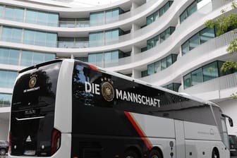 Der Mannschaftsbus der deutschen Elf vor dem Hotel "The Fontenay" in Hamburg.