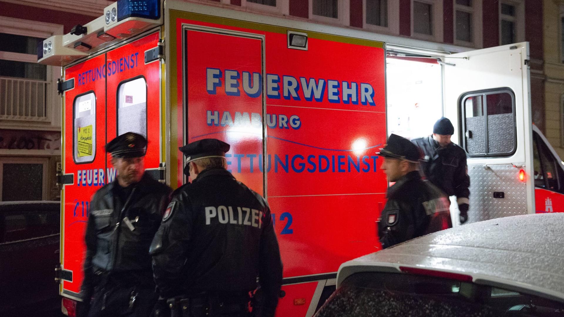 Rettungswagen mit Polizei Hamburg (Symbolbild): Bei einem Verkehrsunfall am Mittwoch wurden acht Menschen verletzt. Rettungswagen mit Polizei Hamburg (Symbolbild): Bei einem Verkehrsunfall am Mittwoch wurden acht Menschen verletzt.