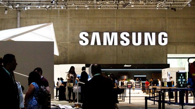 Samsung kündigte auf der IFA in Berlin sein erstes Mittelklasse-Smartphone mit dem schnellen Datenfunk-Standard 5G an. Samsung kündigte auf der IFA in Berlin sein erstes Mittelklasse-Smartphone mit dem schnellen Datenfunk-Standard 5G an.