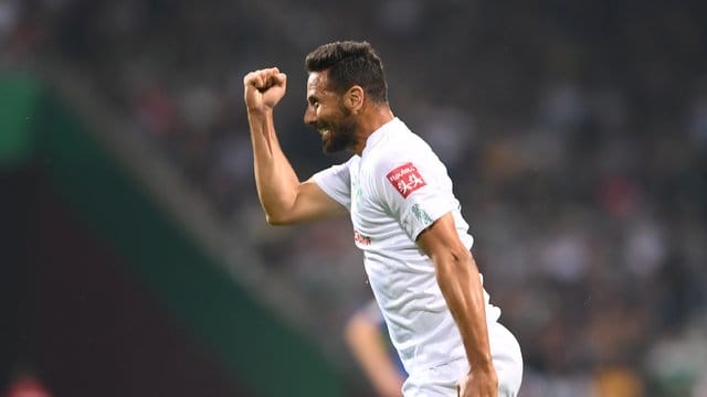 Wurde mit dem "Ehrenpreis des Bremer Amateurfußballs" ausgezeichnet: Claudio Pizarro. Wurde mit dem "Ehrenpreis des Bremer Amateurfußballs" ausgezeichnet: Claudio Pizarro.