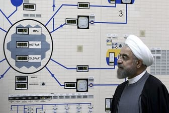 Irans Präsident Ruhani im Atomkraftwerk Buschehr.