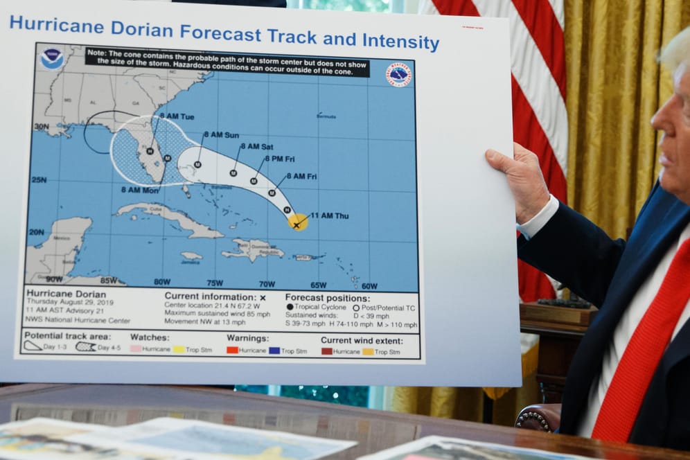 US-Präsident Trump spricht über Hurrikan "Dorian": Mit einer per Hand geänderten Karte sorgt der US-Präsident für Verwirrung.
