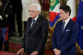 Der italienische Premierminister Giuseppe Conte (r.