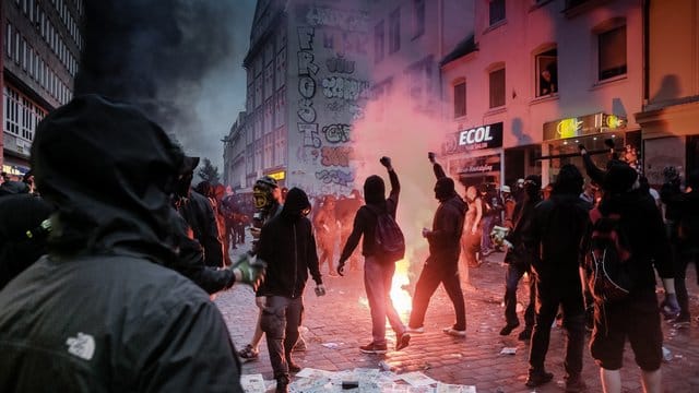 Vermummte im Hamburger Schanzenviertel: Während des G20-Gipfels im Juli 2017 kam es zu schweren Ausschreitungen. Vermummte im Hamburger Schanzenviertel: Während des G20-Gipfels im Juli 2017 kam es zu schweren Ausschreitungen.