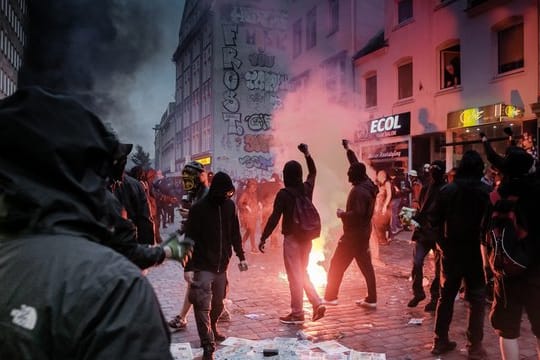 Vermummte im Hamburger Schanzenviertel: Während des G20-Gipfels im Juli 2017 kam es zu schweren Ausschreitungen.