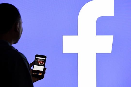 Im Internet ist eine Datenbank mit den Telefonnummern von Millionen Facebook-Nutzern entdeckt worden.