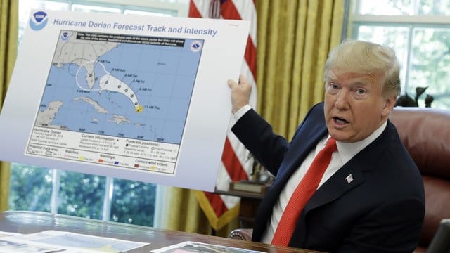 Donald Trump präsentiert im Oval Office des Weißen Hauses ein Plakat mit dem Verlauf von Hurrikan "Dorian". Donald Trump präsentiert im Oval Office des Weißen Hauses ein Plakat mit dem Verlauf von Hurrikan "Dorian".