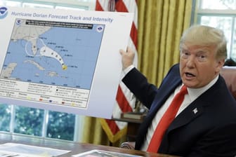 Donald Trump präsentiert im Oval Office des Weißen Hauses ein Plakat mit dem Verlauf von Hurrikan "Dorian".