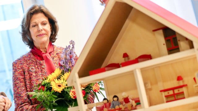 Königin Silvia von Schweden besichtigt Räume des ersten Kinderschutzzentrum ihrer Childhood-Stiftung in Leipzig.