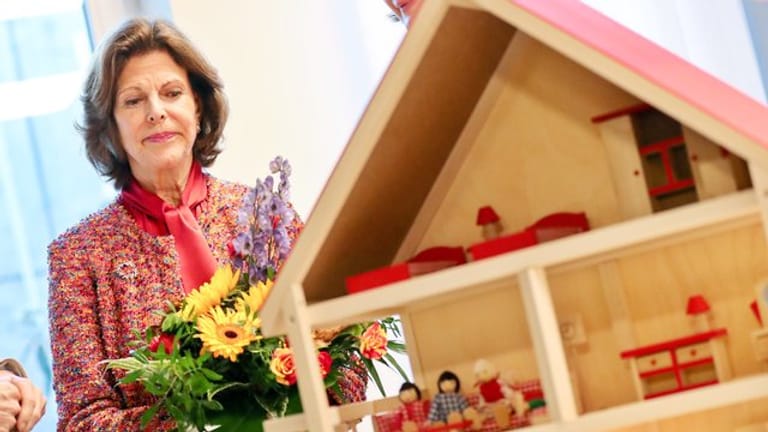 Königin Silvia von Schweden besichtigt Räume des ersten Kinderschutzzentrum ihrer Childhood-Stiftung in Leipzig.