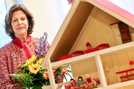 Königin Silvia von Schweden besichtigt Räume des ersten Kinderschutzzentrum ihrer Childhood-Stiftung in Leipzig.