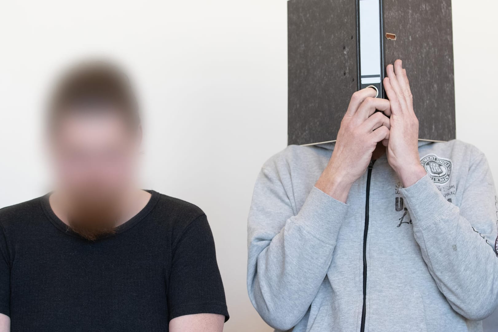 Die Angeklagten Mario S. (li.) und Andreas V. (re.) bei der Verhandlung: Sie wurden wegen schweren sexuellen Kindesmissbrauchs in mehr als 200 Fällen verurteilt.