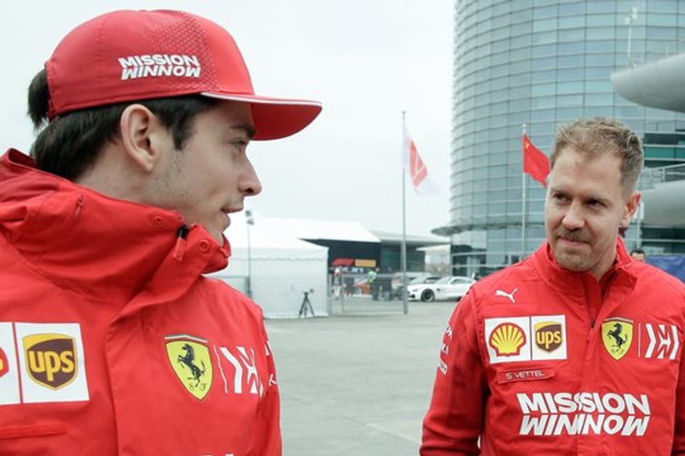 Sebastian Vettel (r) und Charles Leclerc wollen in Monza einen Ferrari-Sieg einfahren.