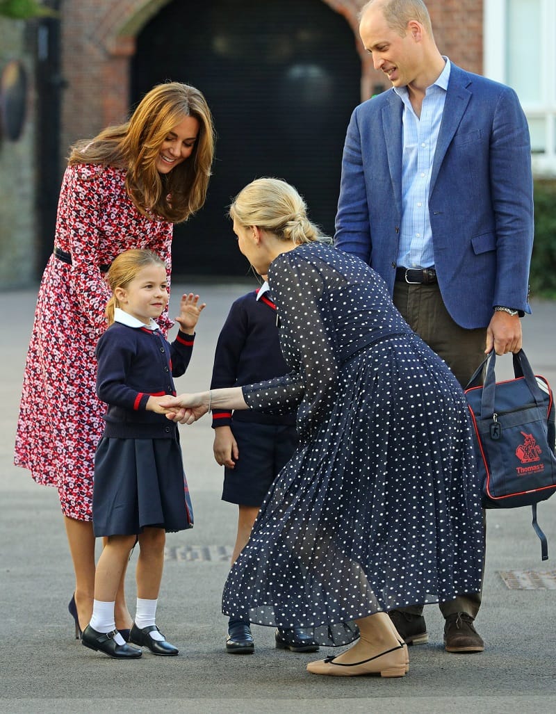 Prinzessin Charlotte wird von einer Lehrerin begrüßt.