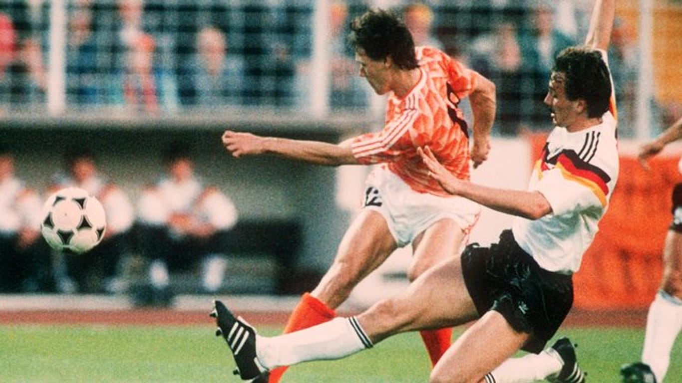Legendäres Duell: Jürgen Kohler (r) und Holland-Torjäger Marco 1988 in Hamburg.