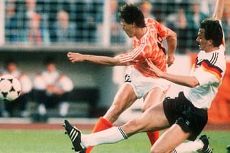 Legendäres Duell: Jürgen Kohler (r) und Holland-Torjäger Marco 1988 in Hamburg.