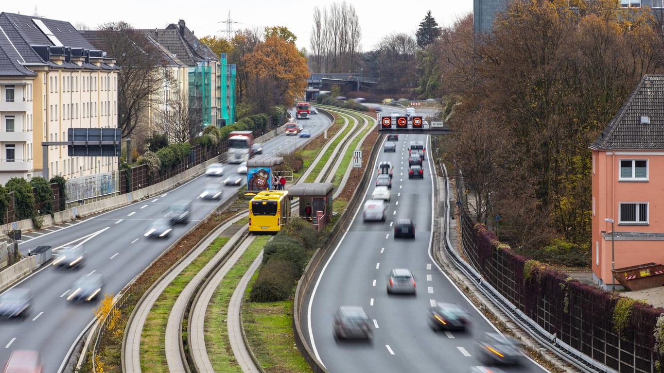 Der Ruhrschnellweg durch Essen: Wegen der Sperrung des Huttrop-Tunnels müssen Autofahrer ausweichen.