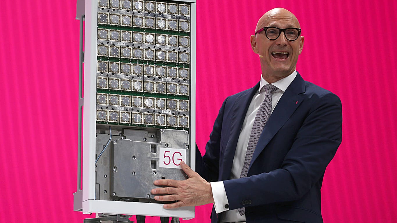 Telekom-Chef Timotheus Höttges spricht neben einer 5G Antenne: Kunden der Deutschen Telekom können nun auch im 5G-Mobilfunkstandard mobil surfen.