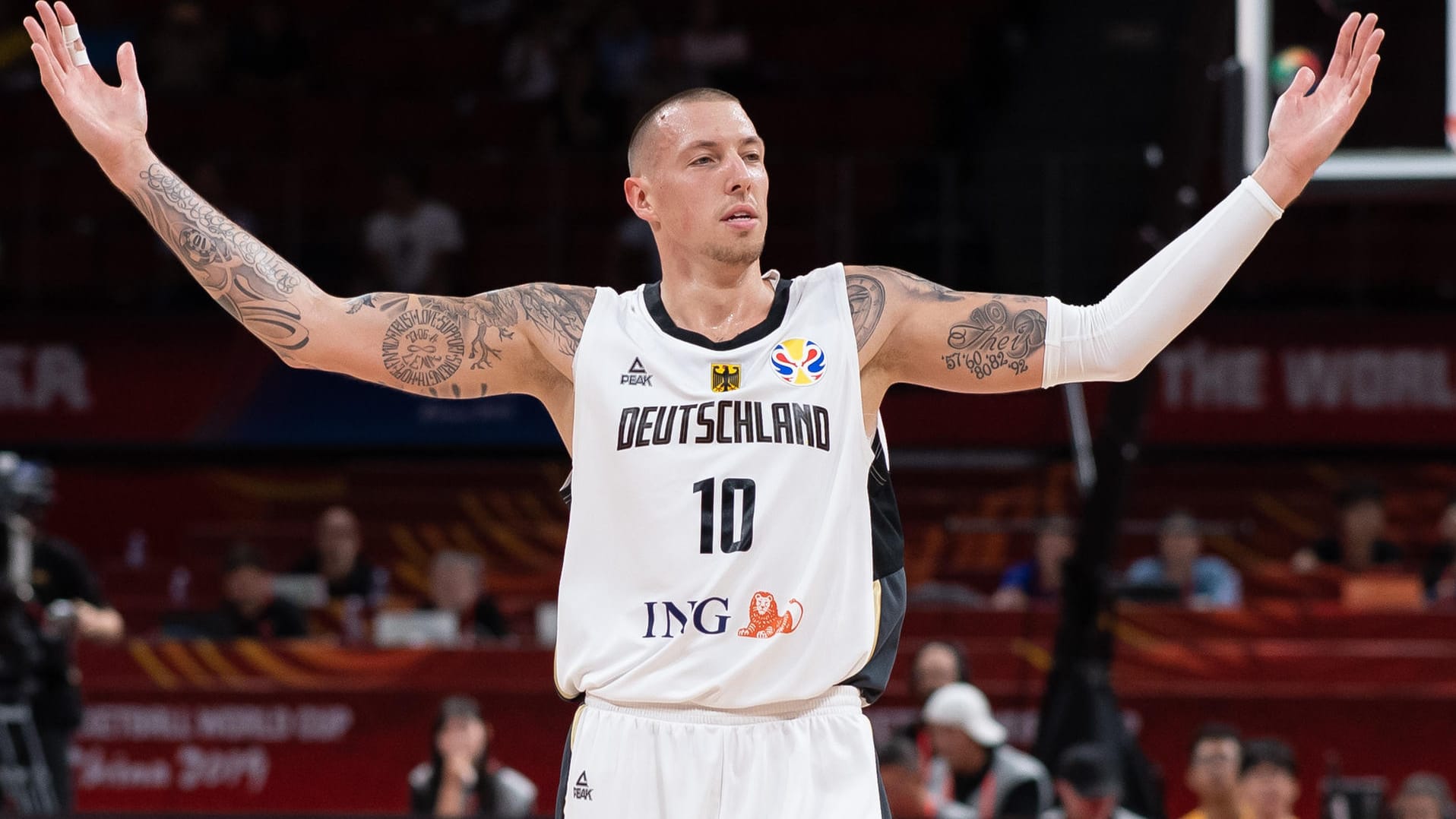 Daniel Theis: Der deutsche "Big Man" bejubelt den Sieg über Jordanien.