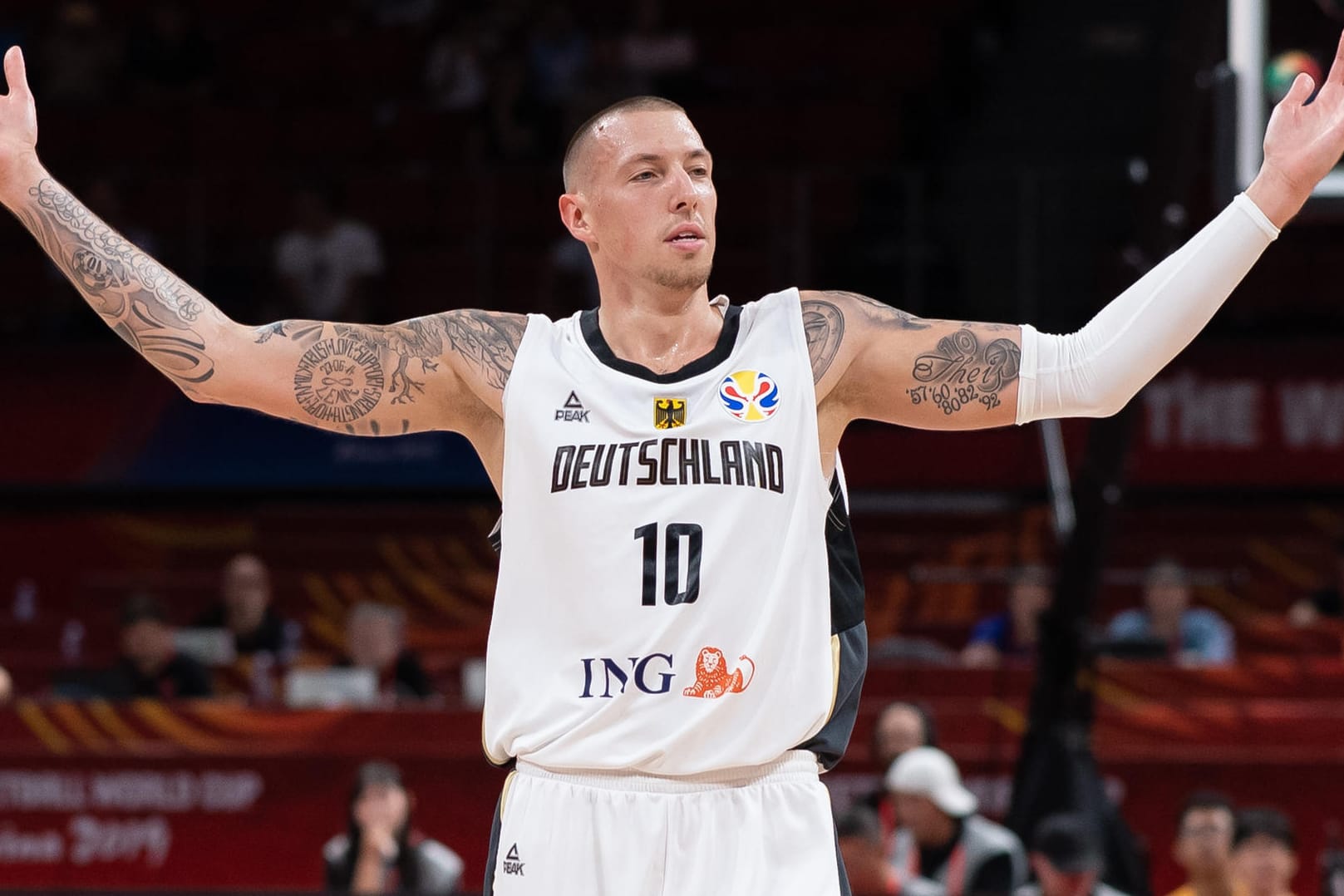 Daniel Theis: Der deutsche "Big Man" bejubelt den Sieg über Jordanien.