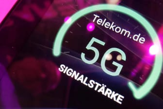 Ein Smartphone zeigt an, dass es ein 5G-Signal empfängt: Auf der IFA gab die Telekom den Startschuss für ihr 5G-Mobilfunknetz.