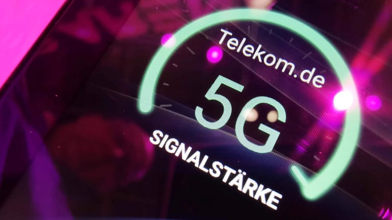 Ein Smartphone zeigt an, dass es ein 5G-Signal empfängt: Auf der IFA gab die Telekom den Startschuss für ihr 5G-Mobilfunknetz.