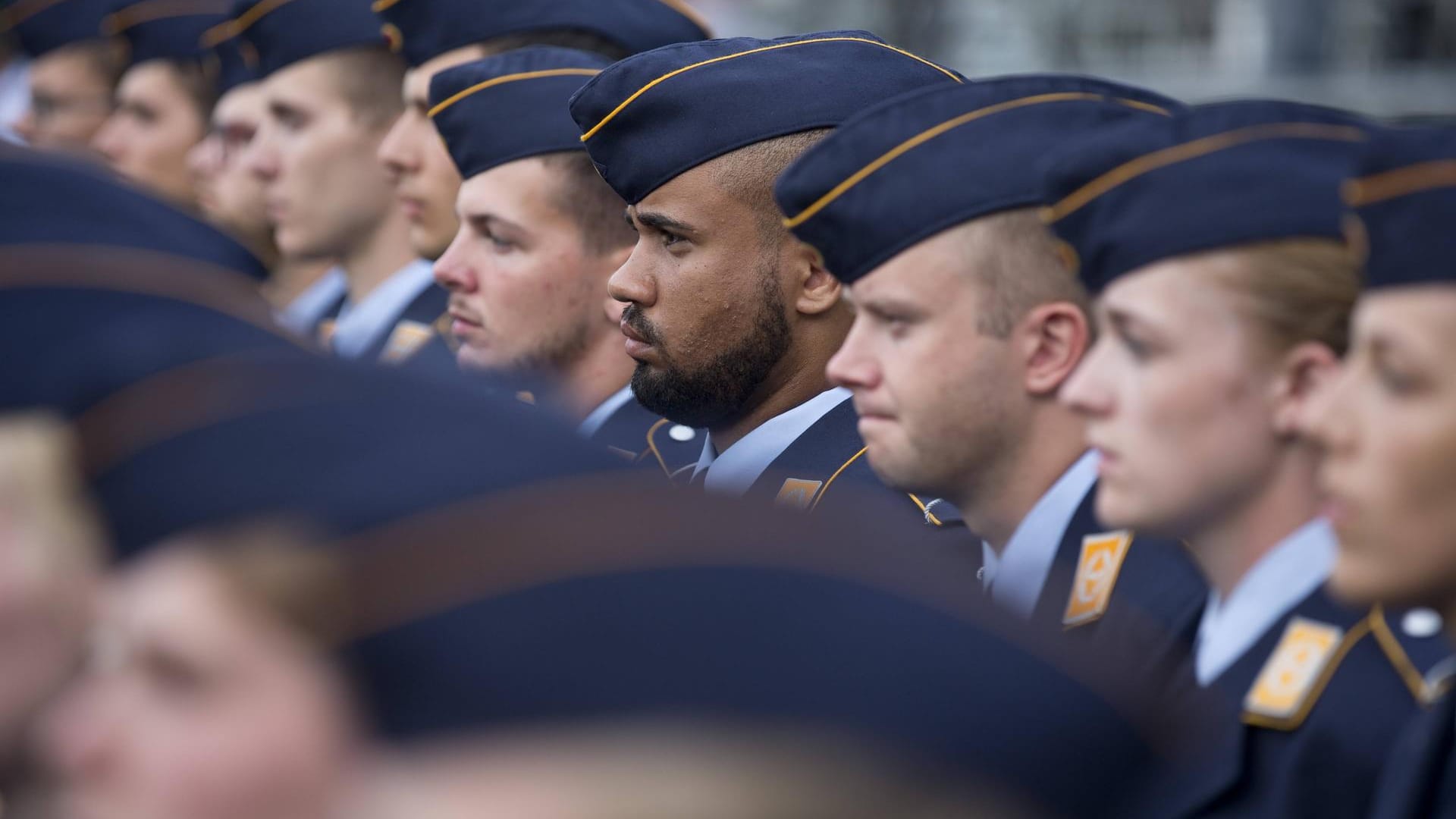 Gelöbnis von Soldatinnen und Soldaten: In Berlin ist ein Soldat angegriffen worden – es ist gut, dass die Politik darauf schnell reagiert, meint Kolumnistin Lamya Kaddor.