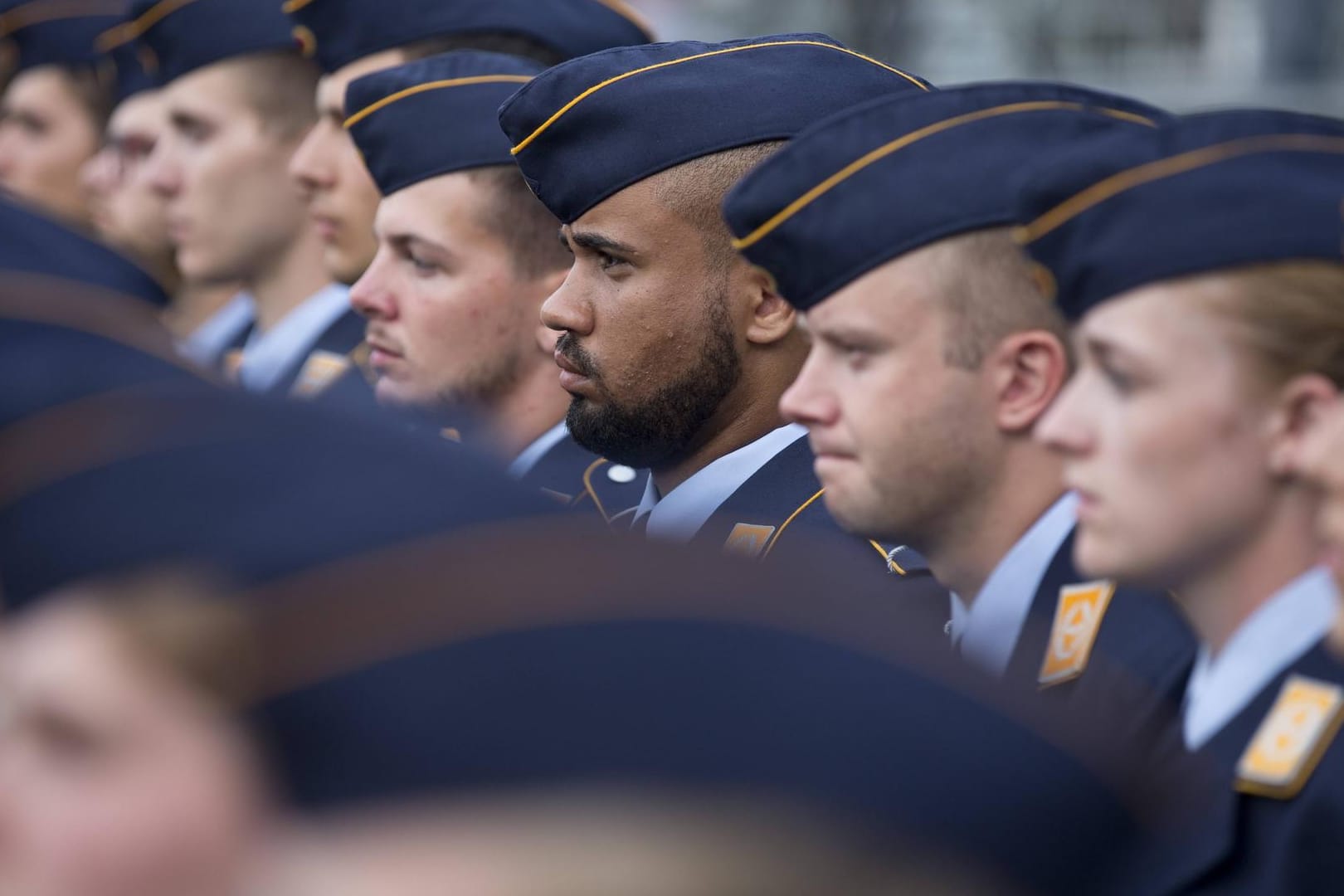 Gelöbnis von Soldatinnen und Soldaten: In Berlin ist ein Soldat angegriffen worden – es ist gut, dass die Politik darauf schnell reagiert, meint Kolumnistin Lamya Kaddor.