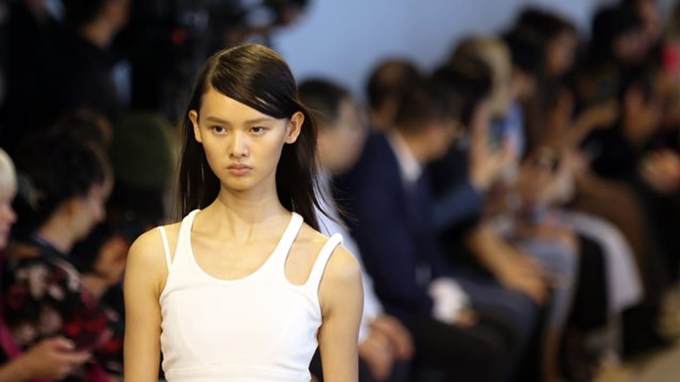 Ein Model läuft auf der New York Fashion Week.