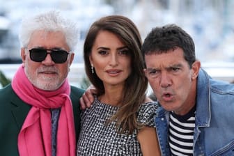 Pedro Almodóvar (l-r), Penélope Cruz und Antonio Banderas haben das Drama "Leid und Herrlichkeit" bereits im Frühjahr in Cannes vorgestellt.