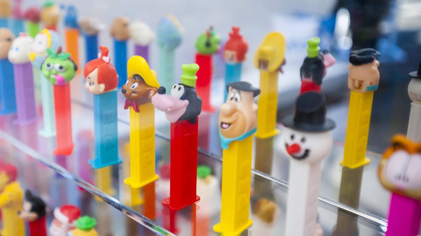 Unzählige Pez-Figuren: So manche Süßigkeit aus den 90er Jahren hatte buntes Spielzeug dabei.