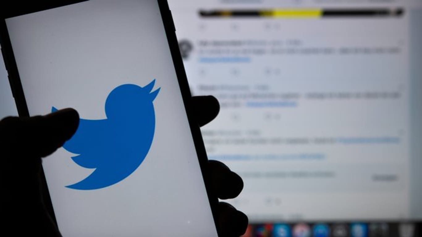 Der Kurznachrichtendienst Twitter hat bis auf weiteres die Funktion, Tweets auch per SMS versenden zu können, abgeschaltet.