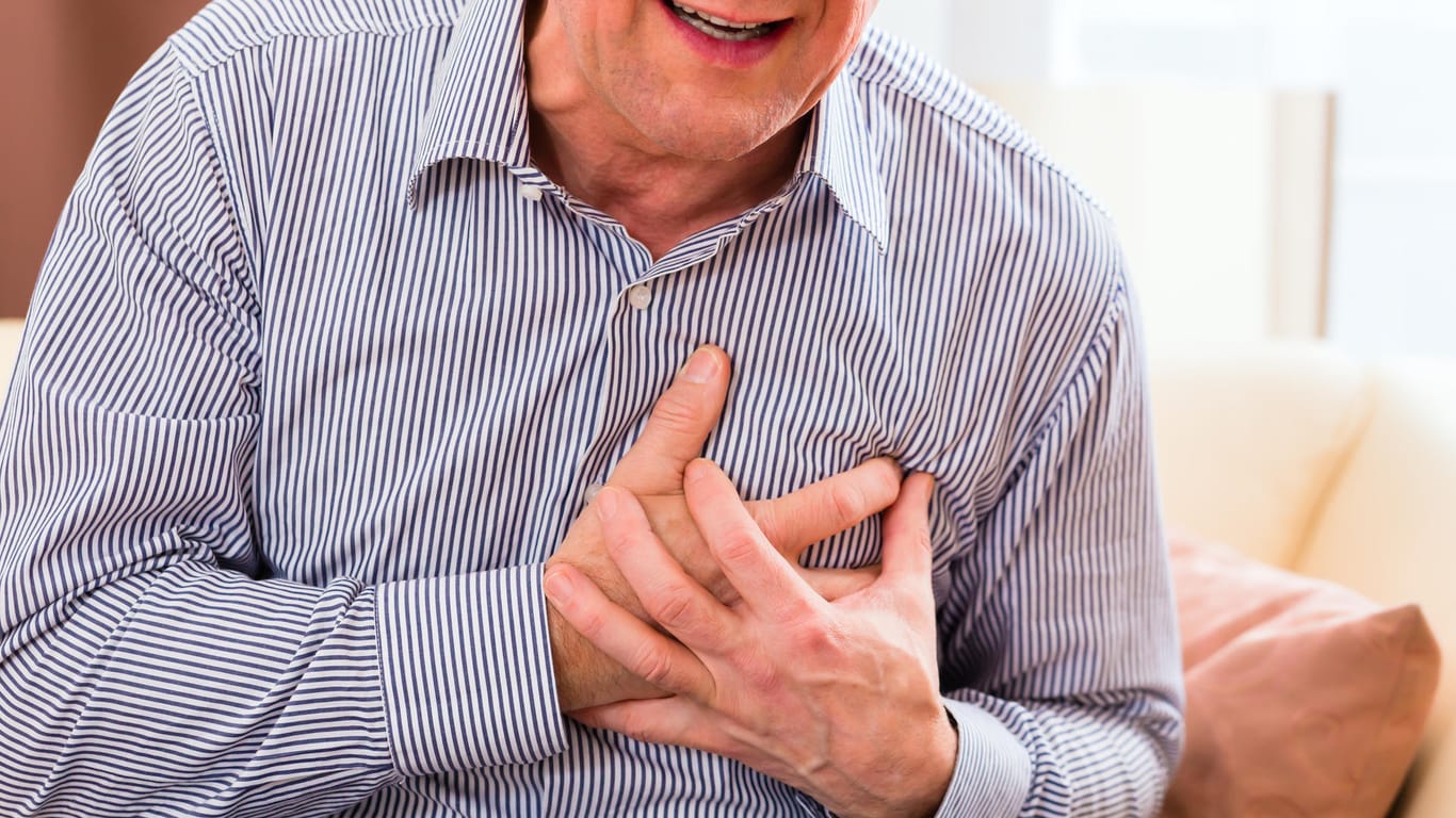 Mann greift sich an die Brust: Was Herzerkrankungen angeht, sind Männer durchschnittlich zehn Jahre früher betroffen.
