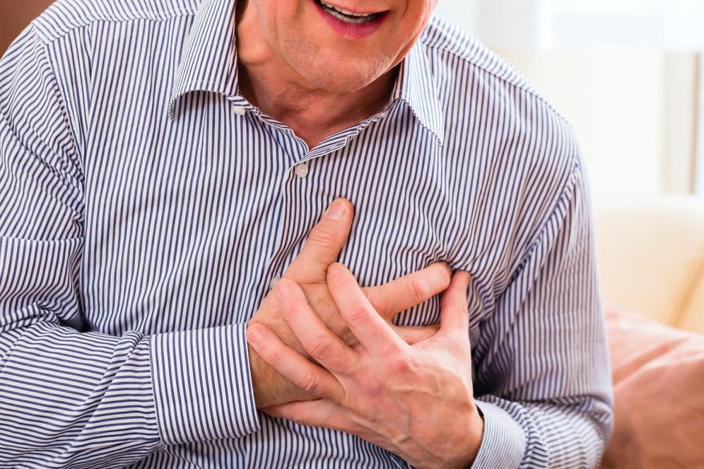 Mann greift sich an die Brust: Was Herzerkrankungen angeht, sind Männer durchschnittlich zehn Jahre früher betroffen.