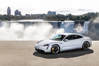 Unter Strom: Der elektrische Porsche Taycan kann bis zu 260 km/h schnell werden.