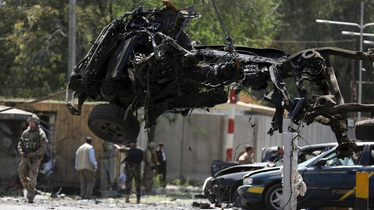 Das Wrack des Minibusses nach der Explosion: Die Taliban haben sich zu dem Anschlag bekannt.