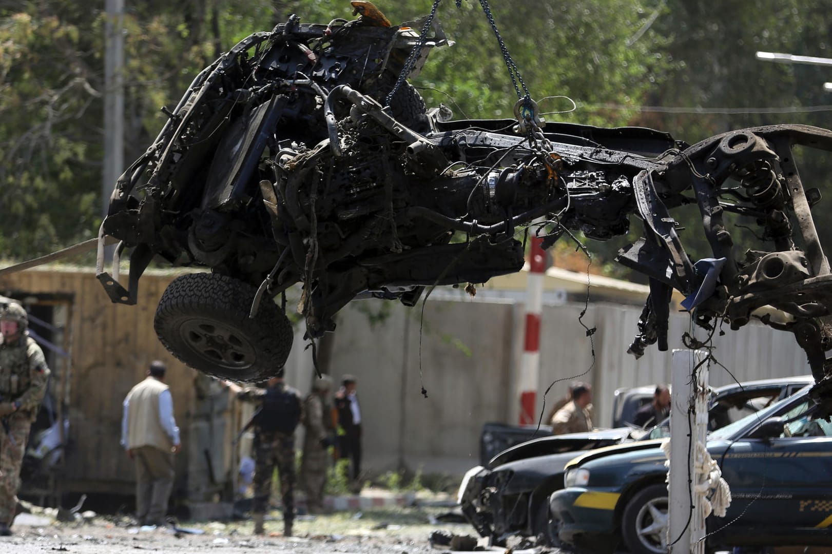 Das Wrack des Minibusses nach der Explosion: Die Taliban haben sich zu dem Anschlag bekannt.