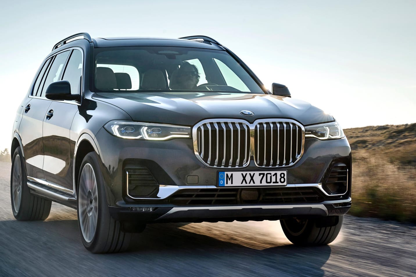 BMW X7: Mit einer Länge von 5,15 Metern und mindestens 2,4 Tonnen ist das SUV eines der größten Autos auf dem deutschen Markt.