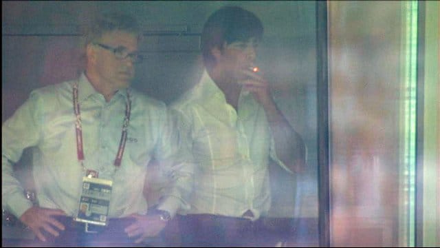 Im EM-Viertelfinale 2008 rauchte Joachim Löw in einer Loge.
