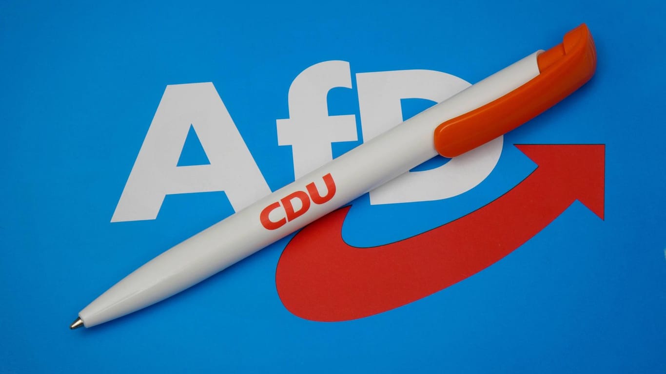 Ein CDU-Kugelschreiber auf einem AfD-Logo: Eigentlich schließt die CDU eine Zusammenarbeit mit den Rechtspopulisten strickt aus.