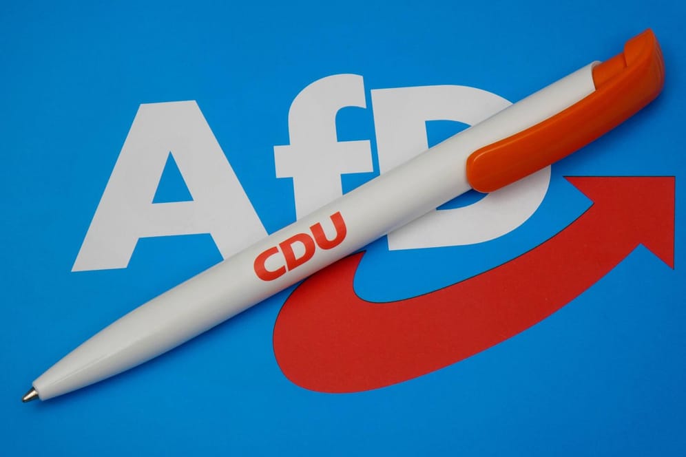 Ein CDU-Kugelschreiber auf einem AfD-Logo: Eigentlich schließt die CDU eine Zusammenarbeit mit den Rechtspopulisten strickt aus.
