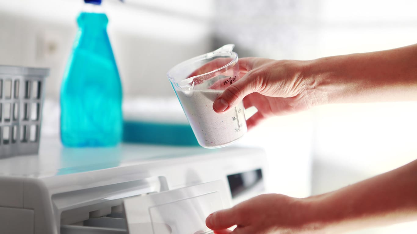 Ein Mensch füllt Waschmittel in eine Waschmaschine: Laut "Öko-Test" möchte der Hersteller künftig auf Polymere bei der Herstellung des Vollwaschmittels verzichten.