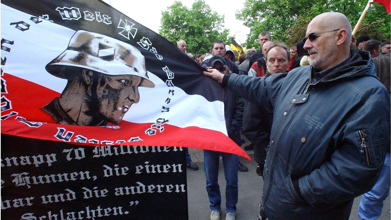 Horst Mahler bei einer Neonazi-Demo: Den Journalisten Michel Friedmann begrüßte er in einem Interview einst mit "Heil Hitler".