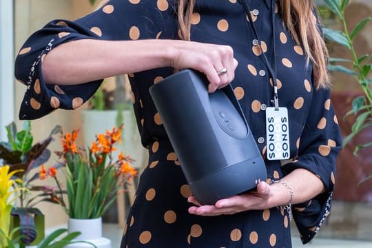 Der Lautsprecher-Spezialist Sonos wird mit Bluetooth-Lautsprecher mobil.